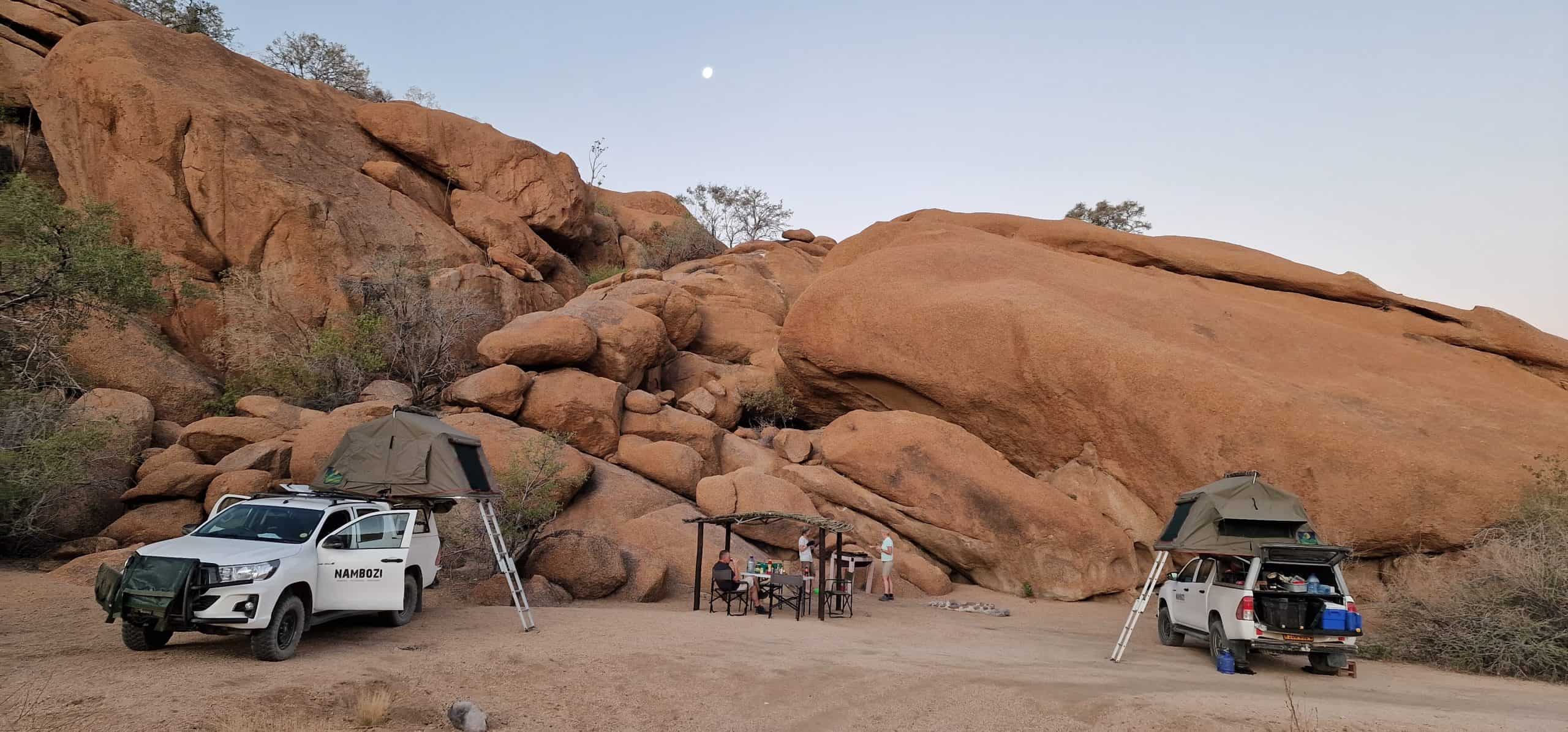 Weißer Toyota Hilux 4x4 Mietwagen in Namibia im spitzkoppe namibia camping
