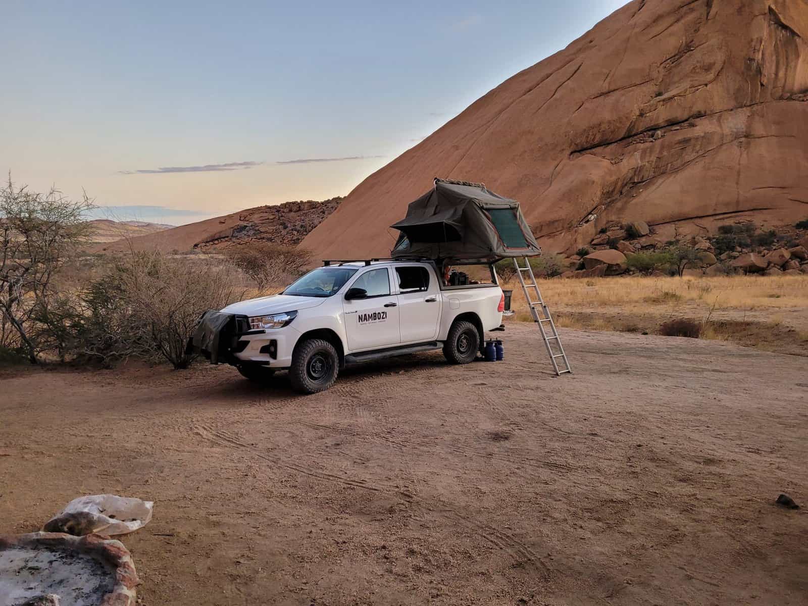Weißer Toyota Hilux 4x4 Mietwagen in Namibia im spitzkoppe namibia camping