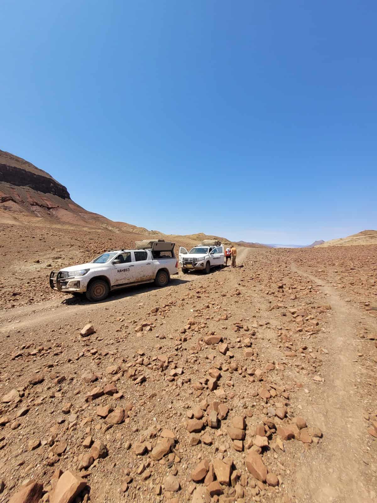 Weißer Toyota Hilux 4x4 Mietwagen bei der Selbstfahrerreise in Namibia