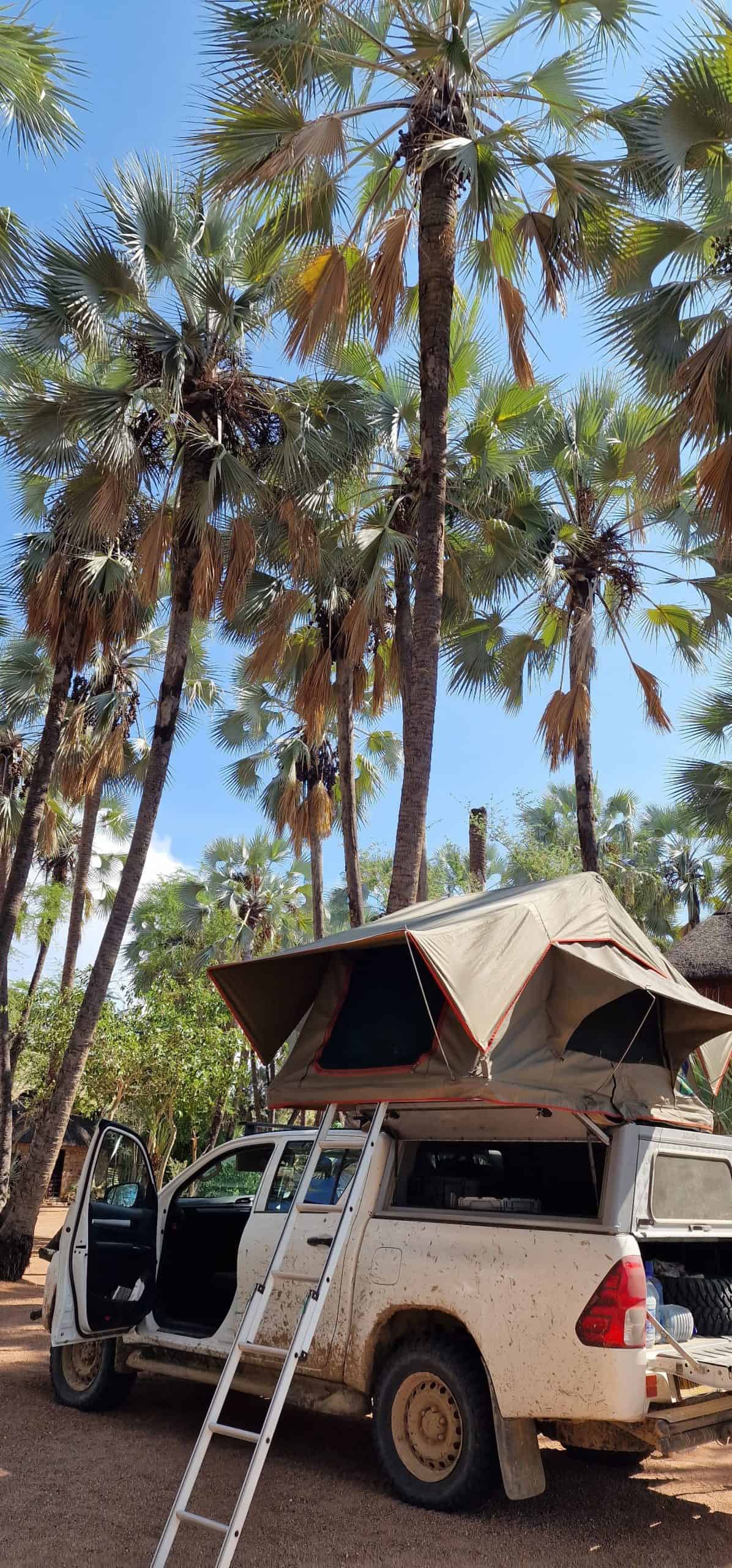 Weißer Toyota Hilux 4x4 Mietwagen in Namibia mit Dachzelt